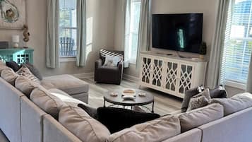 Télévision, jeux vidéo, baby-foot, livres