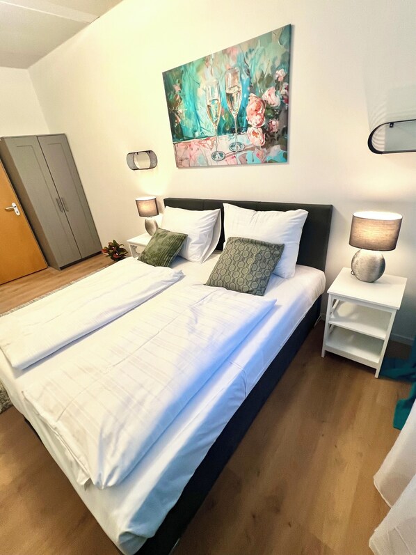 7 Schlafzimmer, Schreibtisch, Bügeleisen/Bügelbrett, Reisekinderbett