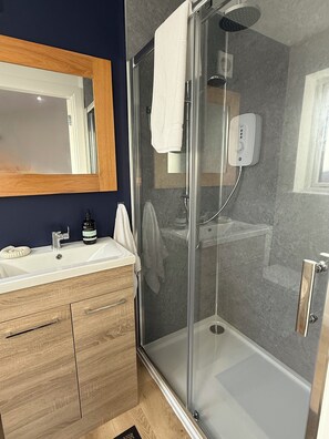 Secador de pelo, toallas, jabón y papel higiénico