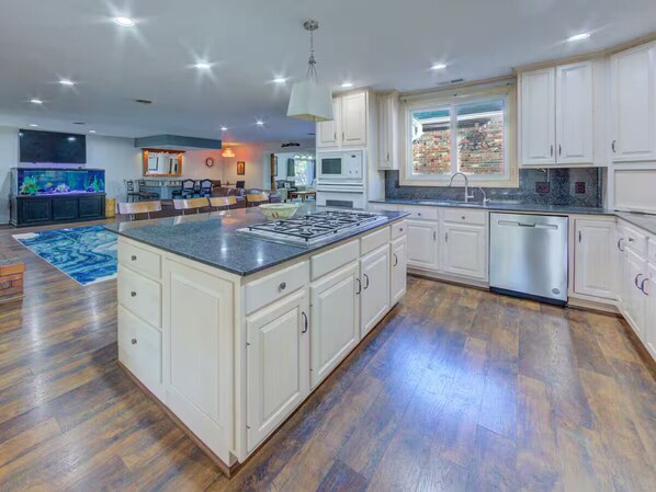 KĂŒhlschrank, Mikrowelle, Ofen, Herdplatte