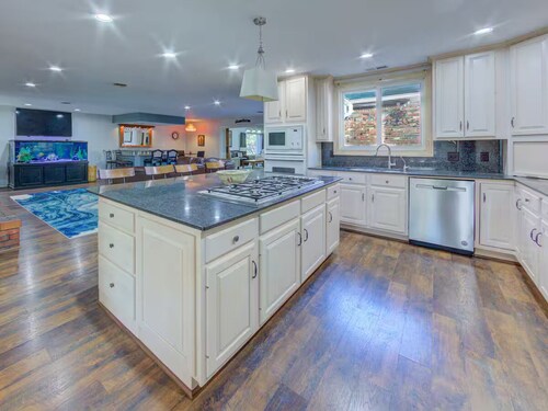 Family friendly, spacious 6-BR house w/Hot tub, Indoor Pool, Sauna on 4+ acres