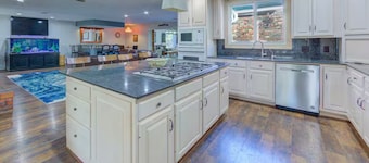 Family friendly, spacious 6-BR house w/Hot tub, Indoor Pool, Sauna on 4+ acres