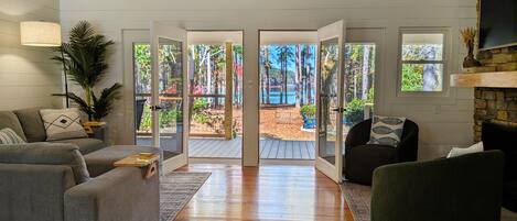 Smart-TV, Kamin, Bücher