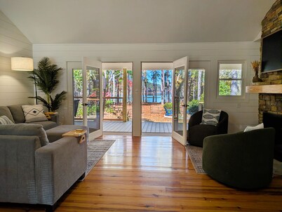 Lakefront Masters Retreat: Newly Renovated