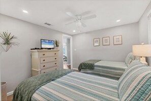 2 bedrooms, iron/ironing board, WiFi, bed sheets - 2 Bedroom, 2 Bath Villa- Horizons West F1 on Siesta Key! (Siesta Key)