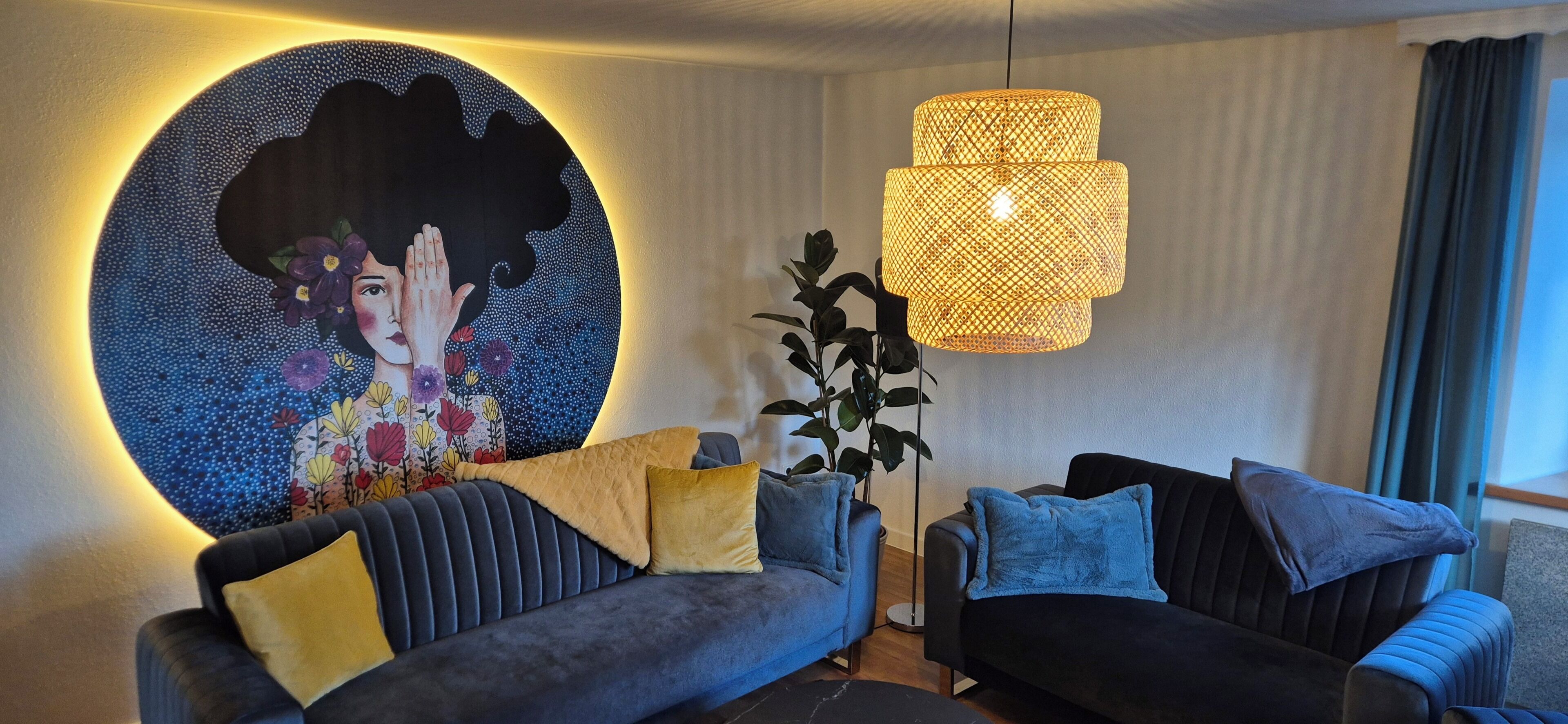 Een televisie en een open haard