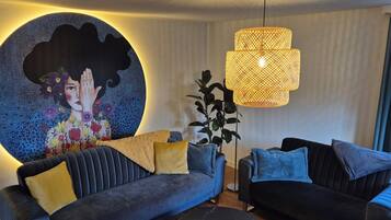 Een televisie en een open haard