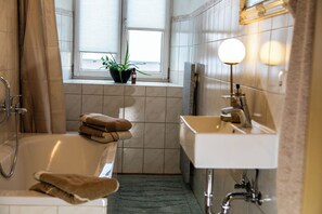 Een haardroger, handdoeken, zeep, toiletpapier