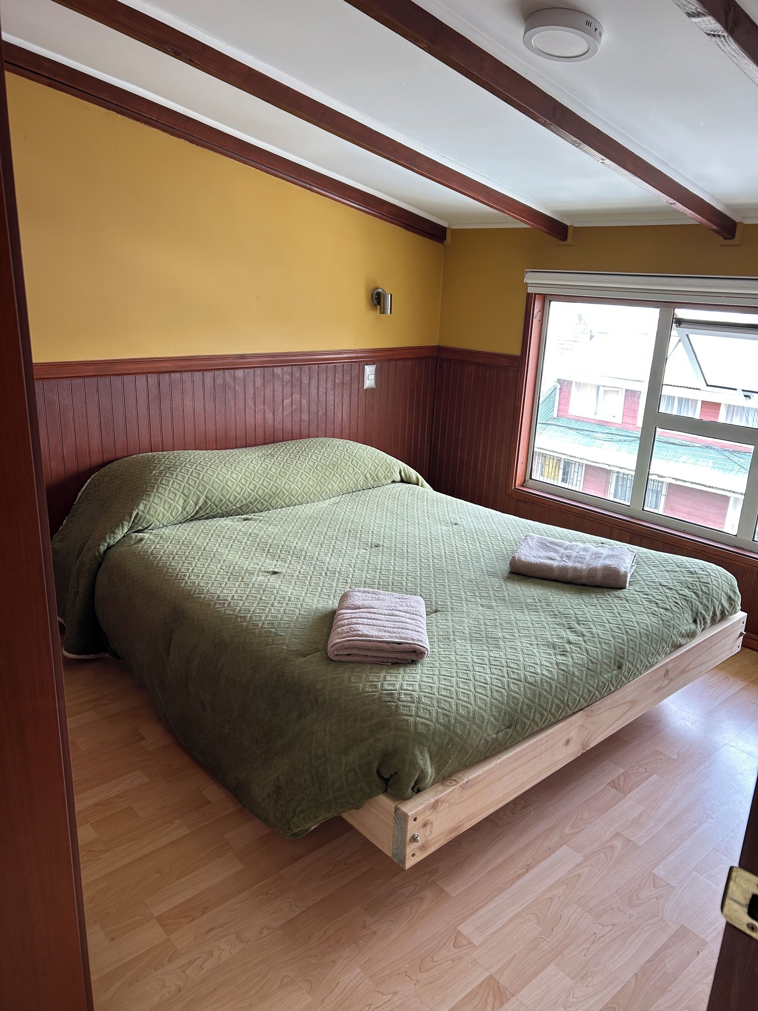 5 bedrooms, internet, bed sheets