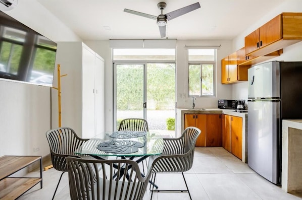 Dining - Cozy private studio apartment in Jaco with refreshing AC for your stay (Jaco)