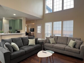 Living area - Superb 4-bedroom house on George Bush Tpk, Carrollton (Carrollton)