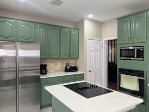 Private kitchen - Superb 4-bedroom house on George Bush Tpk, Carrollton (Carrollton)