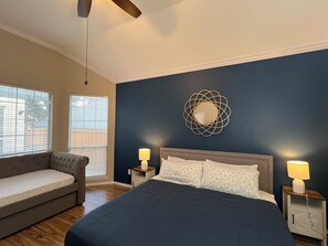 4 bedrooms, iron/ironing board, WiFi, bed sheets - Superb 4-bedroom house on George Bush Tpk, Carrollton (Carrollton)