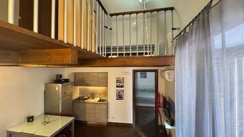 Perhehuoneisto, 2 makuuhuonetta, kaupunkinäköala | Yksityinen keittiö | Espressokone, kahvin-/teenkeitin, vedenkeitin, syöttötuoli