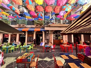 Appartamento familiare, 2 camere da letto, vista città | Ristorazione all'aperto