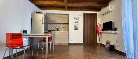 Family Apartment, 2 Bedrooms, City View | Private kitchen