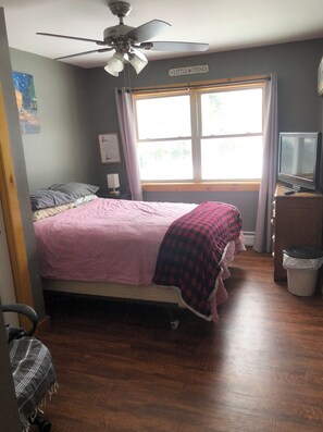 4 bedrooms, iron/ironing board, WiFi, bed sheets - Peaceful Farm-Adjacent Country House with INDOOR Basketball Court! (Sheldon)