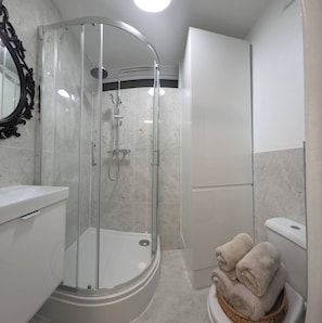 Shower, hair dryer, towels - London Luxe Nest Your Perfect Short Stay (London)