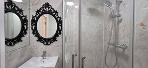 Shower, hair dryer, towels - London Luxe Nest Your Perfect Short Stay (London)