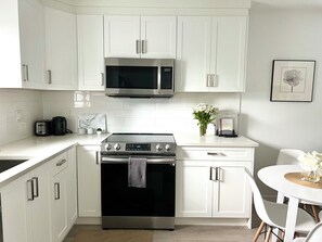 Frigorifero, microonde, forno, piano cottura