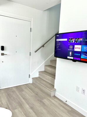 Interior - Modern and cozy, entire LANEWAY HOUSE, 2 bedroom/2 full baths on 2 storeys (Vancouver)