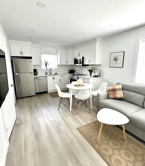 Interior - Modern and cozy, entire LANEWAY HOUSE, 2 bedroom/2 full baths on 2 storeys (Vancouver)