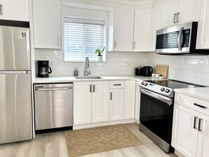 Fridge, microwave, oven, stovetop - Modern and cozy, entire LANEWAY HOUSE, 2 bedroom/2 full baths on 2 storeys (Vancouver)