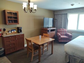 سرير سفر وواي فاي مجانًا وملاءات أسرّة