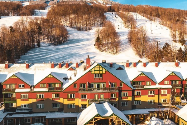 Wake up to breathtaking mountain views and slopeside convenience at this cozy retreat, where adventure and relaxation go hand in hand.