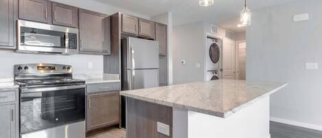 Refrigerador, microondas, horno y parrilla de estufa