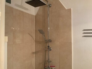 Een douche, een haardroger, handdoeken, zeep