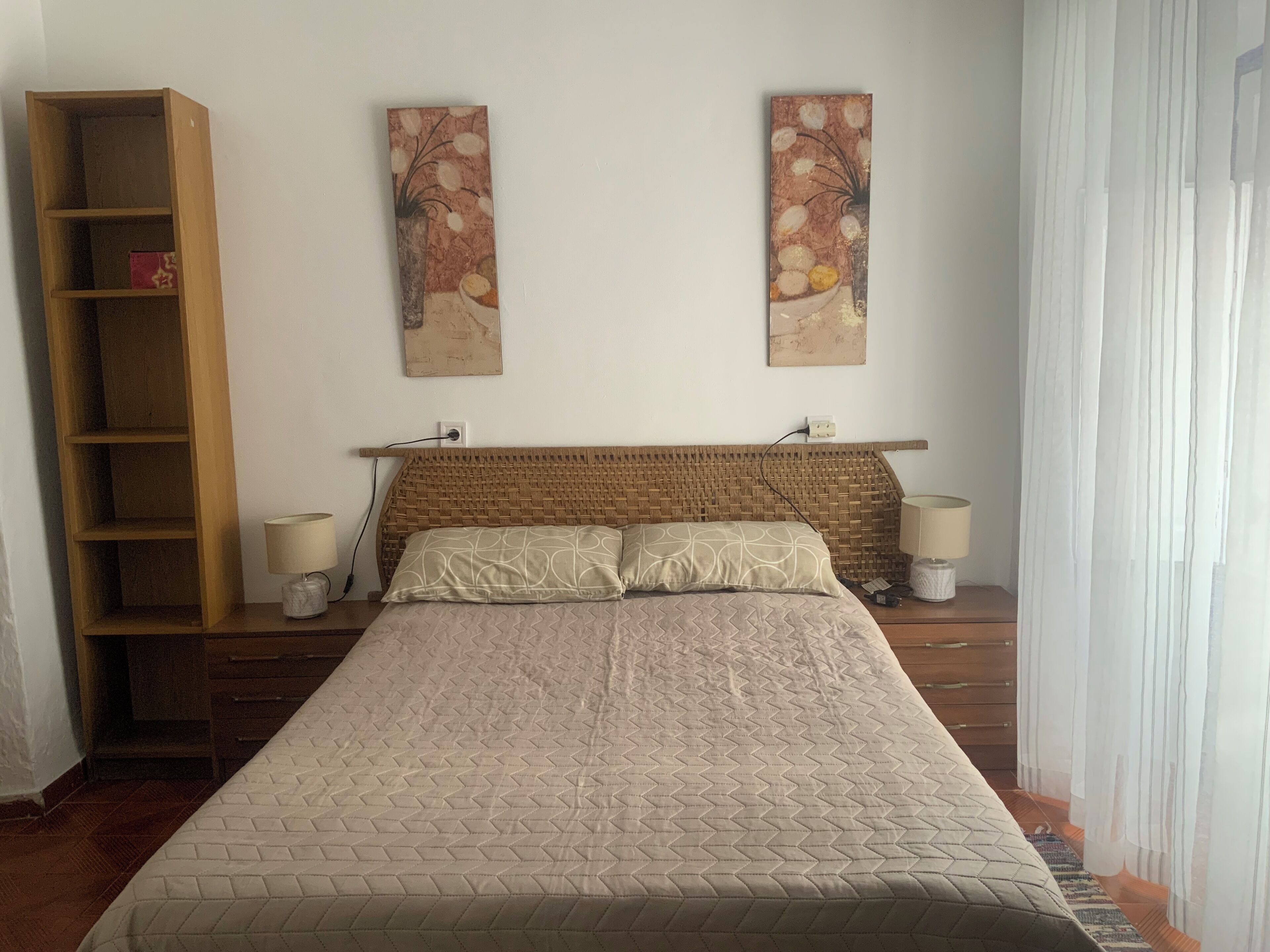 2 dormitorios, escritorio, tabla de planchar con plancha y cuna de viaje