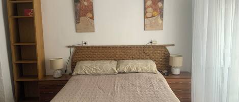 2 chambres, bureau, fer et planche à repasser, lit parapluie