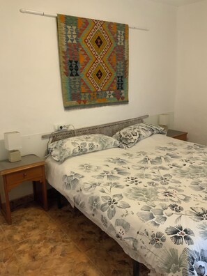 2 slaapkamers, een bureau, een strijkplank/strijkijzer, reisbedje