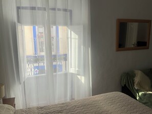 2 slaapkamers, een bureau, een strijkplank/strijkijzer, reisbedje