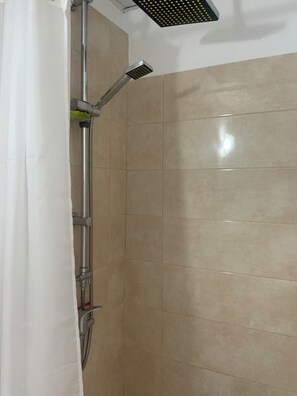 Een douche, een haardroger, handdoeken, zeep