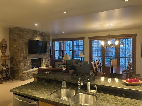 Living area - 3 Bedroom Condo under tram w/ lift tickets! (Jackson)