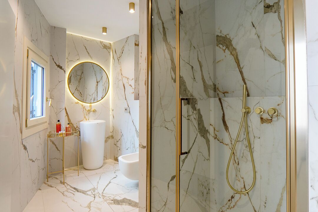 Een douche, een haardroger, een bidet, handdoeken