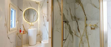 Een douche, een haardroger, een bidet, handdoeken