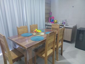 Dining - Accommodation in a fully equipped condominium, close to the beach and the city center. (Barra de São Miguel)
