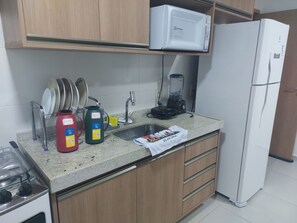 Private kitchen - Accommodation in a fully equipped condominium, close to the beach and the city center. (Barra de São Miguel)