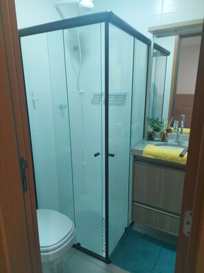 Shower, towels, soap, toilet paper - Accommodation in a fully equipped condominium, close to the beach and the city center. (Barra de São Miguel)