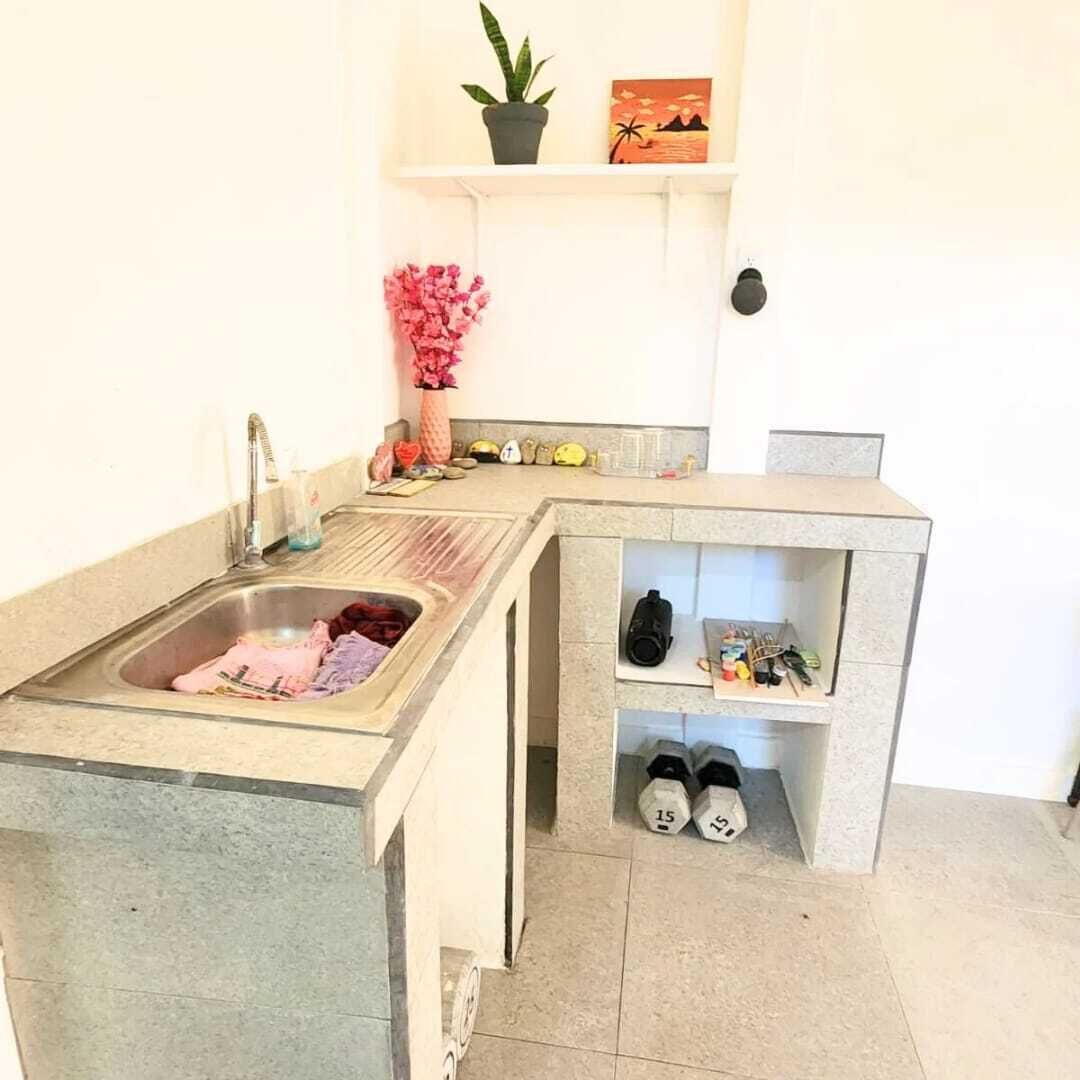 Réfrigérateur, un four, surface de cuisson, vaisselle et ustensiles