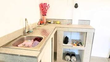 Réfrigérateur, un four, surface de cuisson, vaisselle et ustensiles