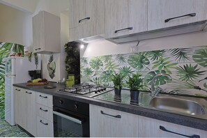 ثلاجة، فرن، موقد طهي مسطح، غلّاية كهربائية