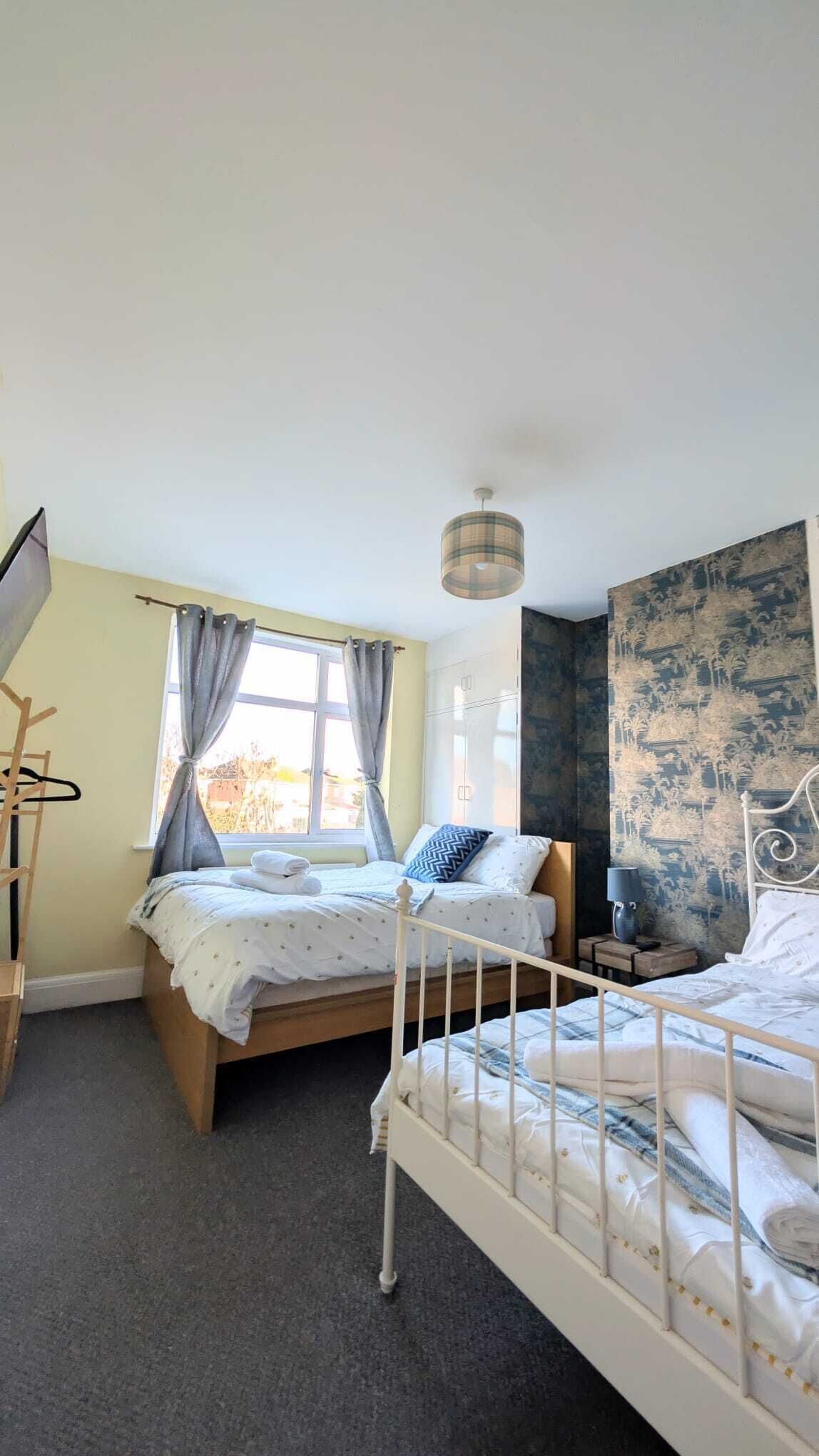 4 bedrooms, iron/ironing board, WiFi, bed sheets