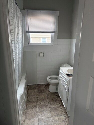 Cozy 2-bedroom house in pleasant Vincennes with AC