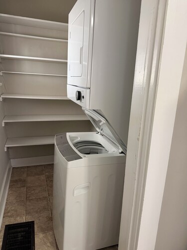Cozy 2-bedroom house in pleasant Vincennes with AC