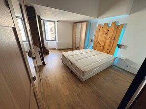 1 bedroom, desk, iron/ironing board, free WiFi - Village house near CNPE | Villebois (Villebois)