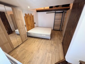 1 bedroom, desk, iron/ironing board, free WiFi - Village house near CNPE | Villebois (Villebois)